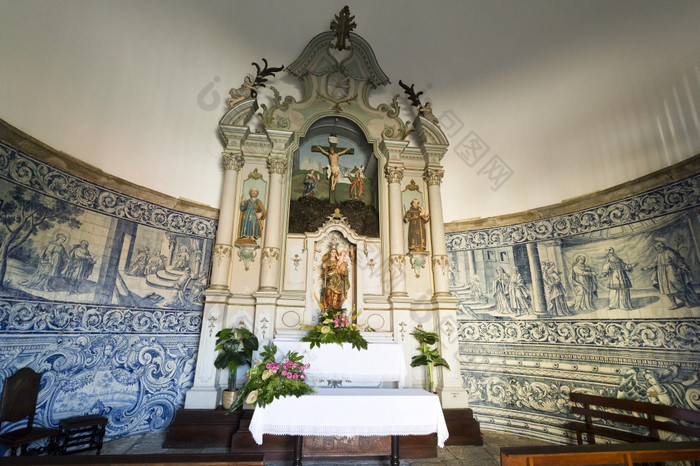 视图的教堂洛可可风格祭坛的装饰品与雕像我们的夫人持有的孩子耶稣别墅伯爵葡萄牙