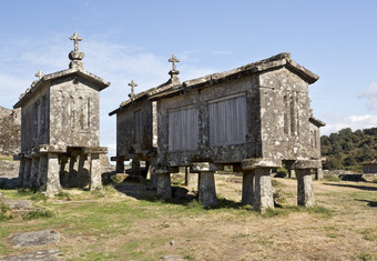 细节的社群主义谷仓被称为espigueiros的村lindosopeneda国家公园北部葡萄牙