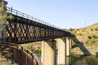 被遗弃的桁架路轨桥与的铁路跟踪以上的巷道穿越的杜罗河pocinho杜罗地区葡萄牙