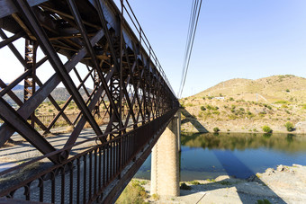 被遗弃的桁架路轨桥与的铁路跟踪以上的巷道穿越的杜罗河pocinho杜罗地区葡萄牙