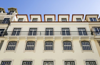 许多阁楼老建筑有被翻新的历史中心里斯本葡萄牙