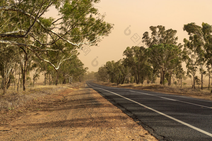 的中间灰尘风暴而开车沿着的淘金热道路之间的麻袋毯子麻袋毯子和temora新南威尔士新南威尔士灰尘风暴附近temora