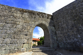 的假假门有略指出拱那切口的外和轮库的中世纪的围墙小镇sortelha葡萄牙
