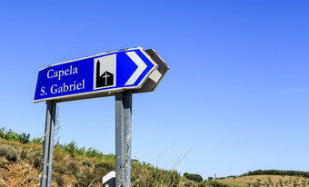 街标志帖子的一边的路指示的方向的教堂盖伯瑞尔附近的历史村castelo最好的葡萄牙