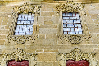 细节的洛可可乐窗户和传统的倒扇贝的简朴的巴洛克式的庄园的子爵杏仁杏仁葡萄牙