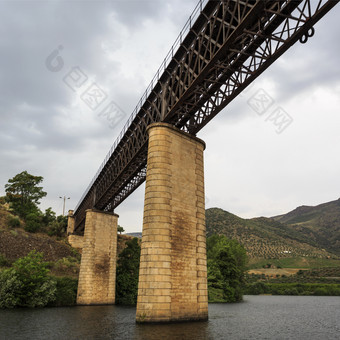 视图的国际铁路桥在的agueda河连接葡萄牙西班牙和现在停用自巴萨阿尔瓦附近的西班牙语边境葡萄牙