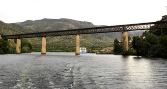 视图的国际铁路桥在的agueda河连接葡萄牙西班牙和现在<strong>停用</strong>自巴萨阿尔瓦附近的西班牙语边境葡萄牙