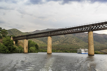 视图的国际铁路桥在的agueda河连接葡萄牙西班牙和现在停用自巴萨阿尔瓦附近的西班牙语边境葡萄牙