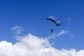 串联<strong>花样</strong>跳伞的太棒了冲令人振奋的自由落体后跳跃出飞机土地的海滩昆士兰澳大利亚