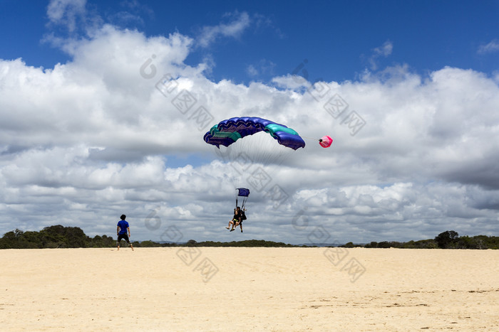串联花样跳伞的太棒了冲令人振奋的自由落体后跳跃出飞机土地的海滩昆士兰澳大利亚