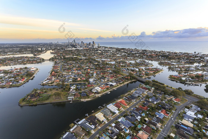 的运河和高层建筑区域的黄金海岸见过日出从米以上海水平热空气气球昆士兰澳大利亚