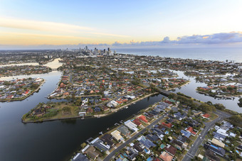 的运河和高层建筑区域的黄金海岸见过日出从米以上海水平热空气气球昆士兰澳大利亚