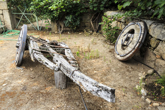 传统的摩托车和自行车车<strong>布洛克</strong>车完全使木材先进的状态失修北部葡萄牙
