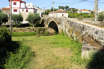视图的罗马桥穿越小河的村mesquitela戈维亚葡萄牙