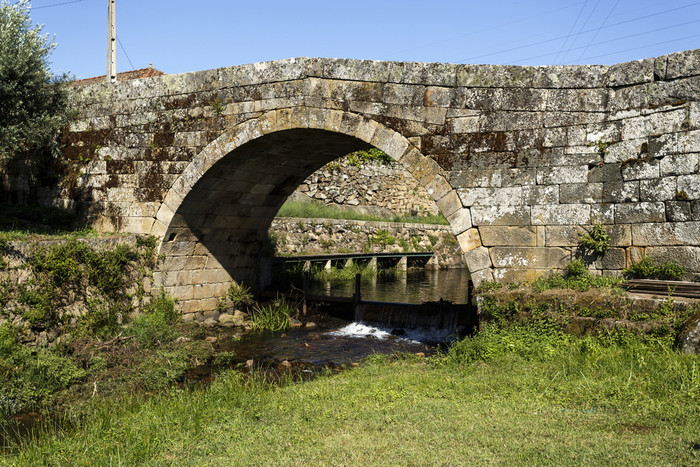 视图的完美的经典轮拱的罗马桥穿越小河的村mesquitela戈维亚葡萄牙