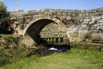 视图的完美的经典轮拱的罗马桥穿越小河的村mesquitela戈维亚葡萄牙