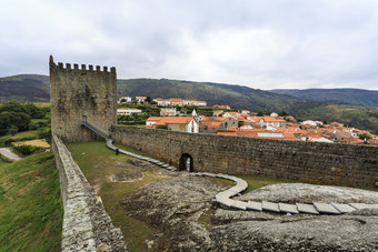 视图内部的中世纪的城堡有的历史村linharesbeira戈维亚葡萄牙的背景