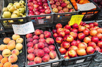 美丽的夏天水果为出售当地的市场葡萄牙