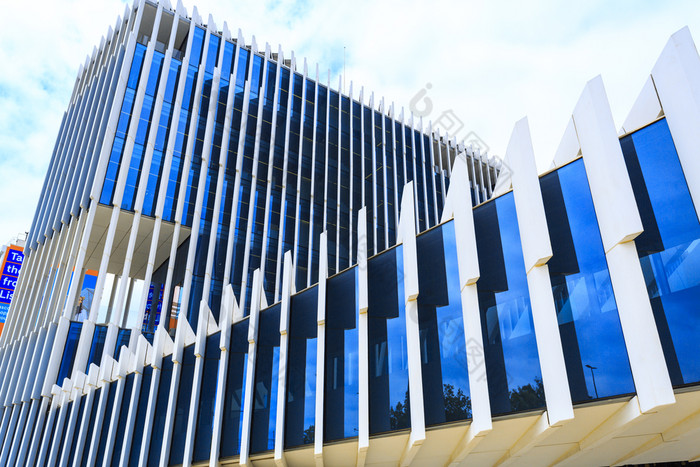 视图的垂直结构叶片和蓝色的镜子玻璃外观现代体系结构市中心里斯本葡萄牙