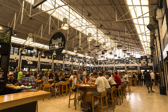 人享受吃的最新的和时尚的食物大厅时间出市场市中心里斯本葡萄牙