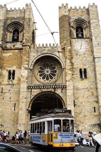 的大教堂和的有轨电车路线两个的大多数著名的旅游景点的<strong>葡萄牙</strong>语资本里斯本<strong>葡萄牙</strong>
