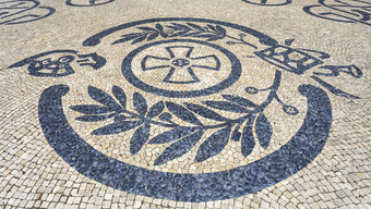 典型的葡萄牙语鹅卵石人行道上创建黑色的和白色模式使用玄武岩和石灰石鹅卵石里斯本葡萄牙