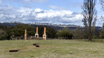 废墟三个烟囱和火的地方提醒光荣的过去的时代的农村农村新英格兰新南威尔士澳大利亚