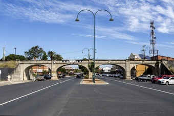 视图的一流的铁路高架桥穿越王子街中央格拉夫顿小镇北部新南威尔士澳大利亚