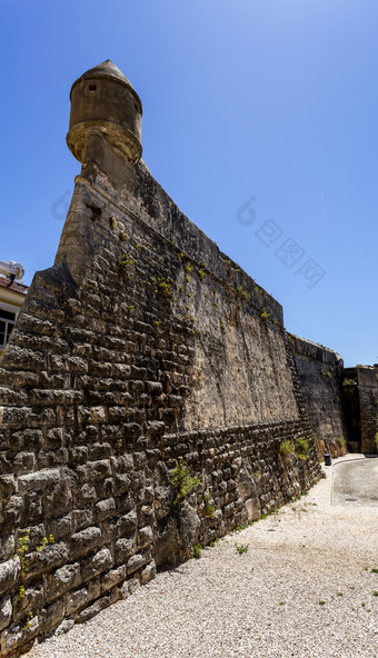 视图非常狭窄的角落里的世纪城堡管理与瞭望塔前管理葡萄牙