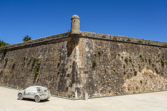 视图的老rampart墙和瞭望塔的世纪城堡管理和现代车展览管理葡萄牙