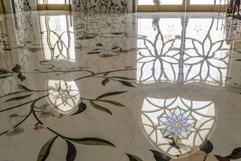 的美妙的大理石地板上的祈祷大厅反映的<strong>震撼</strong>窗户的谢赫。扎耶德大清真寺阿布阿布扎比阿联酋