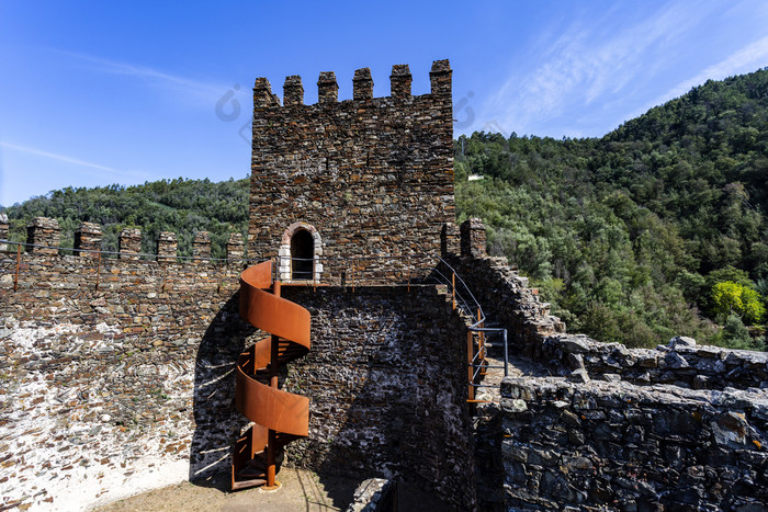 现代金属螺旋楼梯访问的哥特砂岩通过的人行道水平的罗马式城堡lousa附近科英布拉葡萄牙