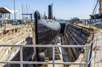 视图的无梭鱼潜艇干码头建和服务直到退役位于cacilhas阿尔马达葡萄牙