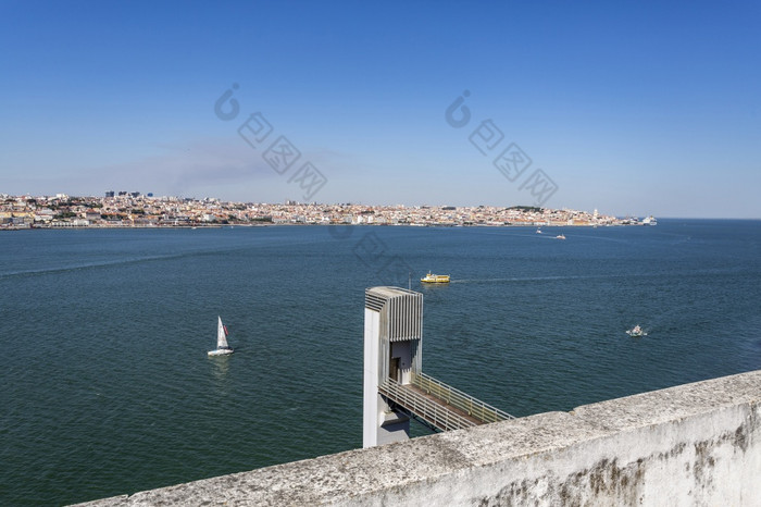 视图的嘴风全景电梯建的城市区域沿着的南银行的塔霍河河的老城市阿尔马达葡萄牙