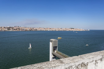 视图的嘴风全景电梯建的城<strong>市区</strong>域沿着的南银行的塔霍河河的<strong>老</strong>城市阿尔马达葡萄牙