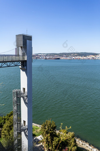 视图的嘴风全景电梯建的城<strong>市区</strong>域沿着的南银行的塔霍河河的<strong>老</strong>城市阿尔马达葡萄牙