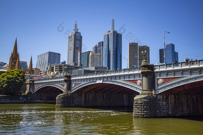 的王子桥桥那跨越的亚拉河中央墨尔本澳大利亚