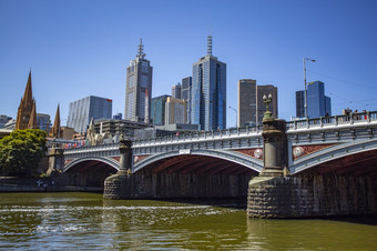 的王子桥桥那<strong>跨越</strong>的亚拉河中央墨尔本澳大利亚
