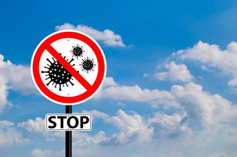 停止警告标志冠状病毒科维德蓝色的天空背景