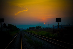 的晚上太阳照的美丽的铁路