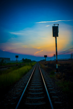 的晚上太阳照的美丽的铁路