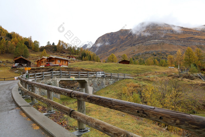 策马特switzerland-october视图的老建筑偷电缆车站秋天和润丽一天偷村策马特瑞士