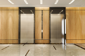呈现现代钢电梯电梯游说团体业务酒店与奢侈品附近走廊