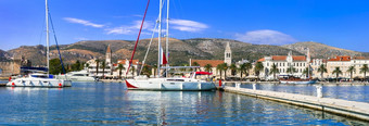 特罗吉尔小镇克罗地亚受欢迎的旅游目的地达尔马提亚视图老中心和海洋与帆船特罗吉尔老小镇和海洋克罗地亚