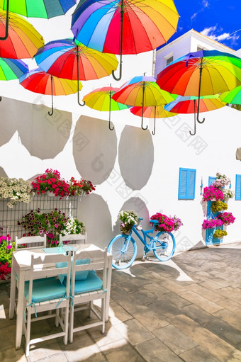 迷人的<strong>酒吧装饰</strong>设计复古的风格与老自行车雨伞和花的想法为花园装饰