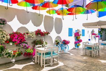 迷人的酒吧装饰设计复古的风格与老自行车雨伞和花的想法为花园酒吧装饰