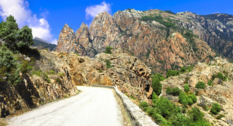 弯曲道路高山美丽的科西嘉岛伊斯尔纳德道路和美妙的自然科西嘉岛法国