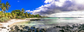 令人惊异的海滩风景白色金沙和黑色的石头毛里求斯岛田园热带自然海滩毛里求斯岛北部部分