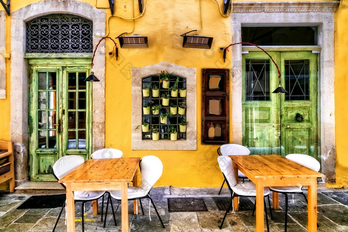 色彩斑斓的传统的希腊系列小街餐厅酒馆老小镇雷西姆诺克里特岛岛传统的酒馆狭窄的街道老小镇雷西姆诺克里特岛岛