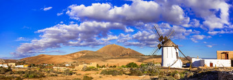 风景火山Fuerteventura视图与传统的风车金丝雀岛屿风景火山Fuerteventura金丝雀岛屿